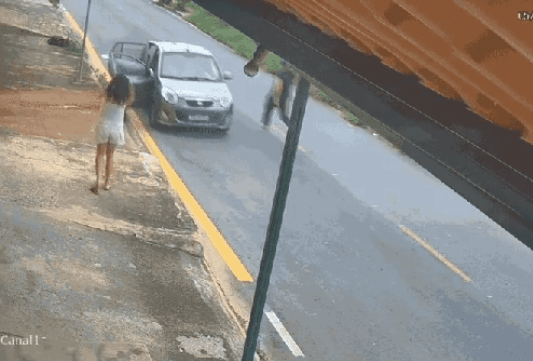 VÍDEO: Barbeiro salva crianças ao pular em carro desgovernado