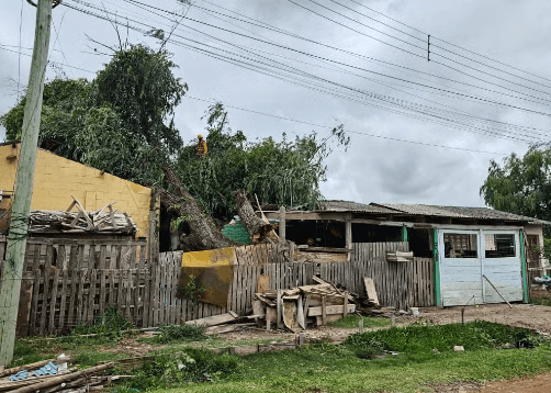 Tornado destrói oficina durante tempestade em Pelotas