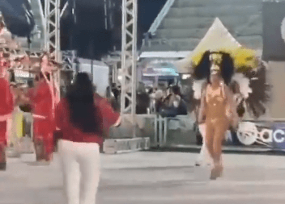 VÍDEO: Rainha de bateria da Dragões do Império chega atrasada no Sambódromo