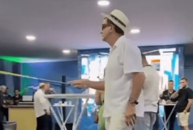 Eduardo Paes imita pessoas com deficiência visual durante desfiles na Sapucaí