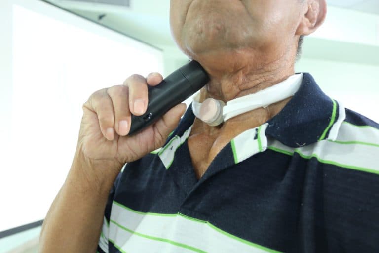 Pacientes da FCecon recebem laringe eletrônica para auxiliar na fala