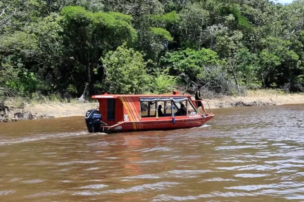 Mochila de desaparecido é encontrada a 70 km do local de naufrágio em Manaus