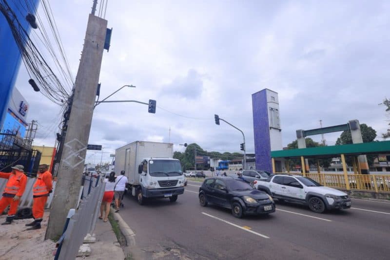 Obras de reconstrução de passarela derrubada por carreta avançam em Manaus