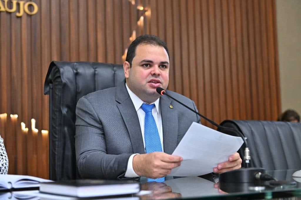 Dois dias após participar da filiação de Tadeu de Souza, Roberto Cidade critica movimentações de David Almeida