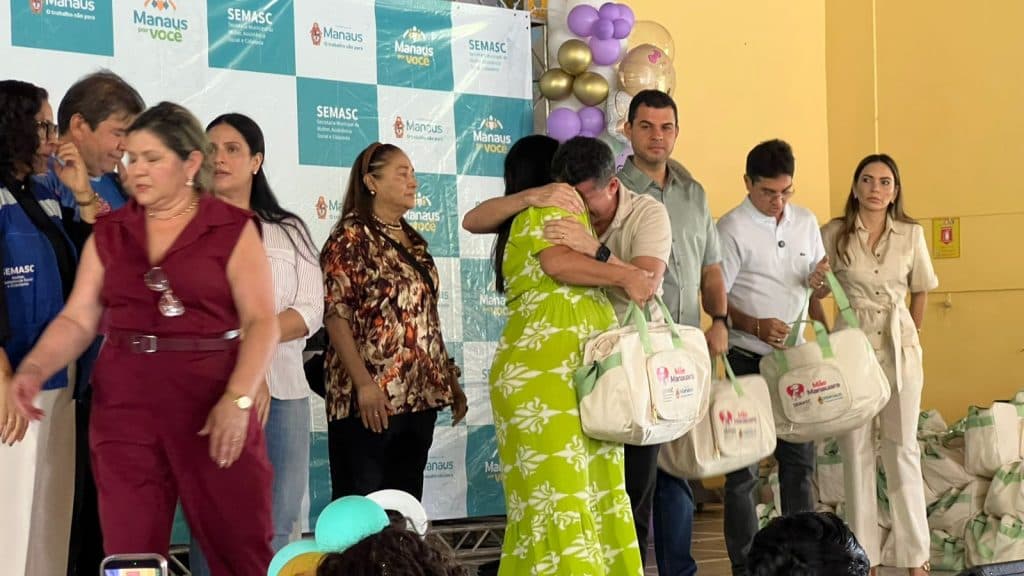 Entrega de kits de maternidade a gestantes em situação de vulnerabilidade emociona prefeito de Manaus