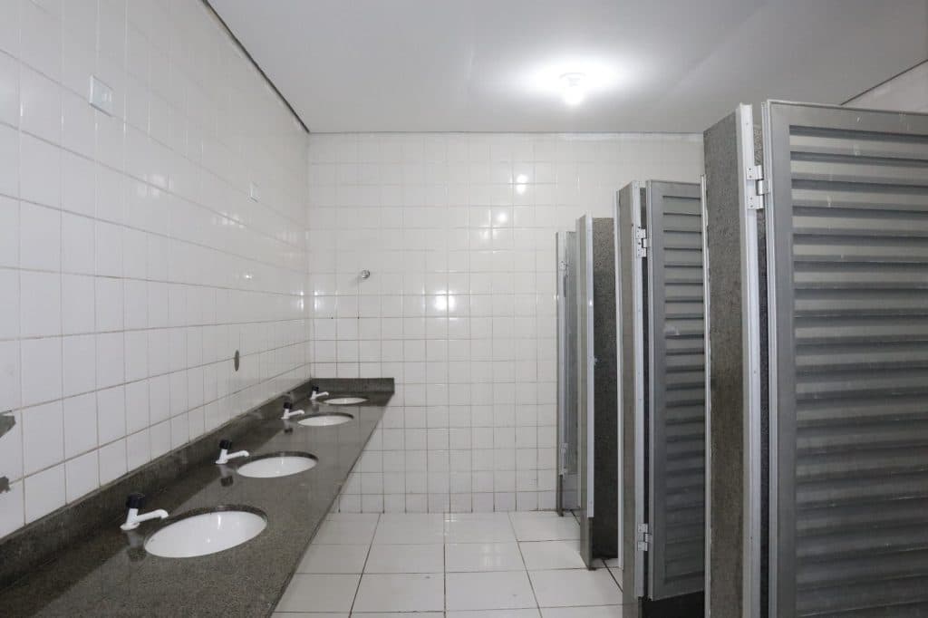 Projeto quer construir banheiros públicos para moradores de rua em Manaus