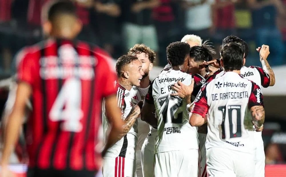 Flamengo vence o Vitória por 2 a 1 no Barradão e conquista a primeiro triunfo no Brasileirão 2026