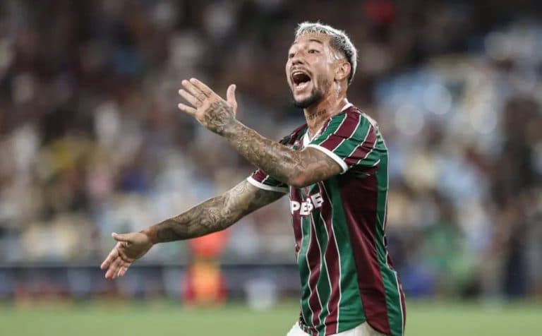 Fluminense vence Botafogo no Maracanã com golaço de Acosta e cola na liderança do Brasileirão