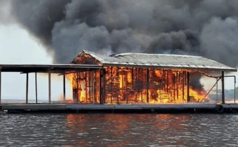 Flutuante é destruído por incêndio no Tarumã-Açu