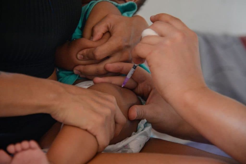 SUS amplia proteção infantil e começa aplicar vacina contra bronquiolite em bebês