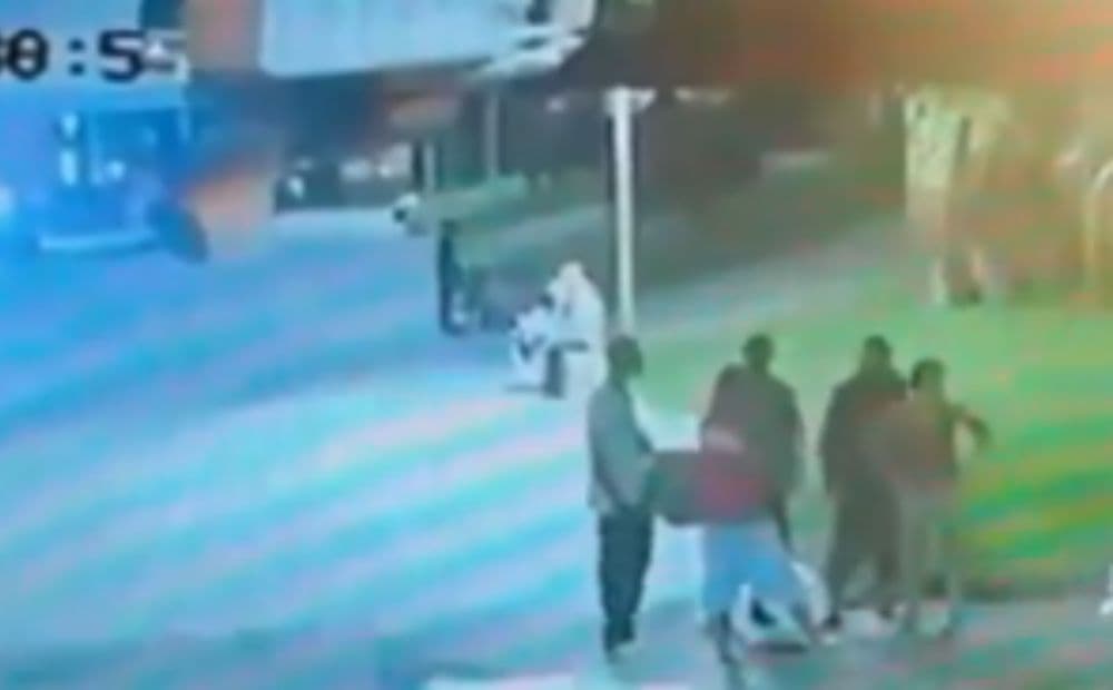 Vídeo mostra momento que atirador executa jovem em praça