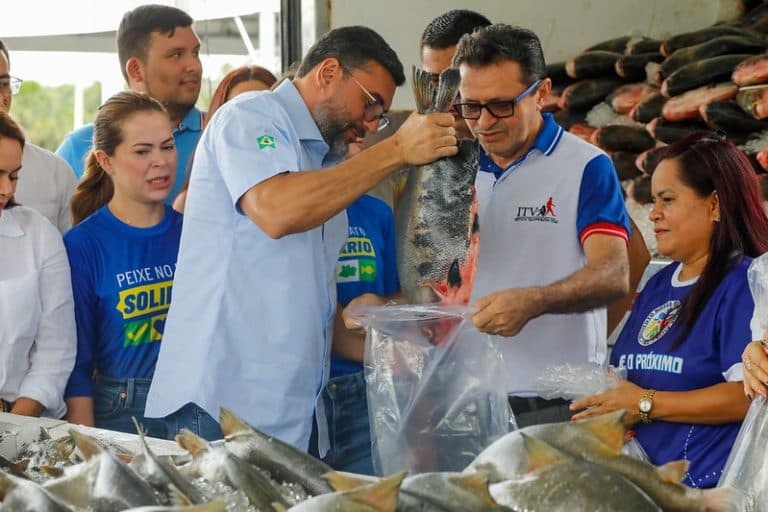 Wilson Lima distribui 470 toneladas de peixe e amplia combate à fome no Amazonas