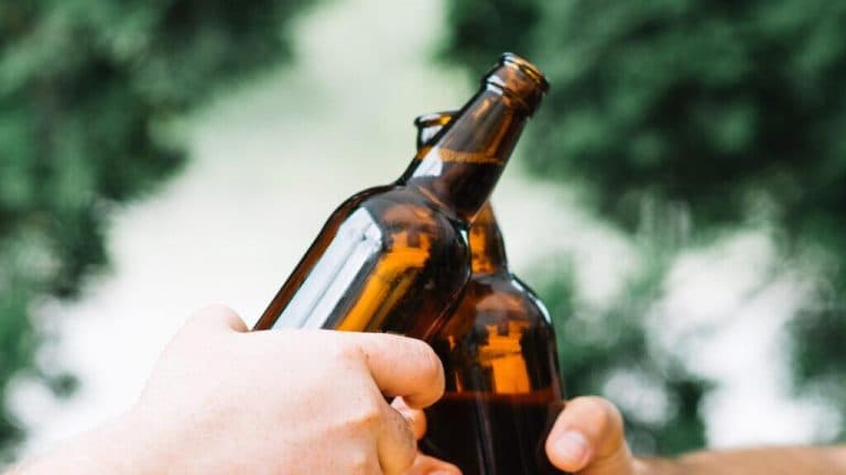 Afinal, cerveja zero álcool tem álcool? Entenda o que realmente existe nas versões