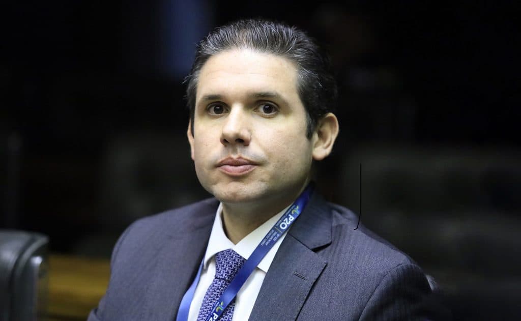 Centrão fecha bloco pela reeleição de Motta