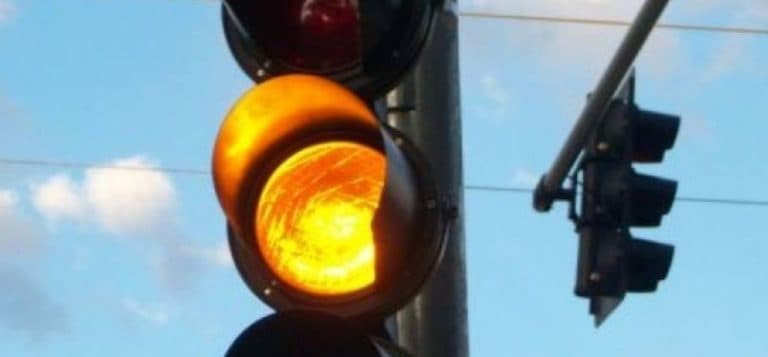 Para reduzir assaltos, vereador propõe liberar passagem em semáforos de Manaus durante a madrugada