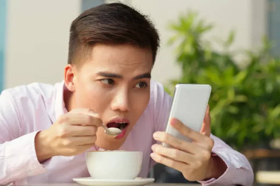 Uso intenso de celular impacta notas e solidão de adolescentes, diz pesquisa