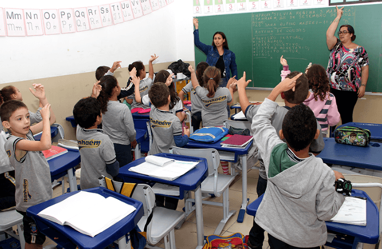 Projeto avança na Câmara e pode garantir cadernos, lápis e borrachas para alunos da rede pública