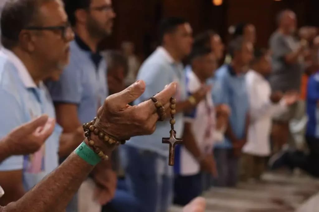 Já é lei no Brasil, mas vereador quer oficializar dia de reza para homens em Manaus