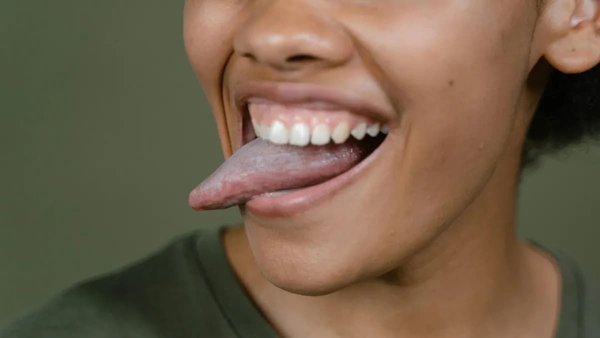 Saúde da língua: dentista fala sobre possíveis doenças e importância da higienização