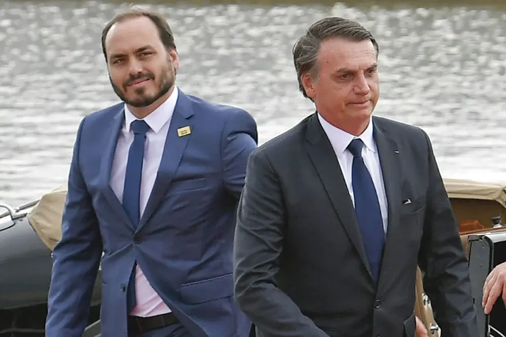 Em visita, Carlos Bolsonaro pede desculpas ao pai: “A gente falhou”