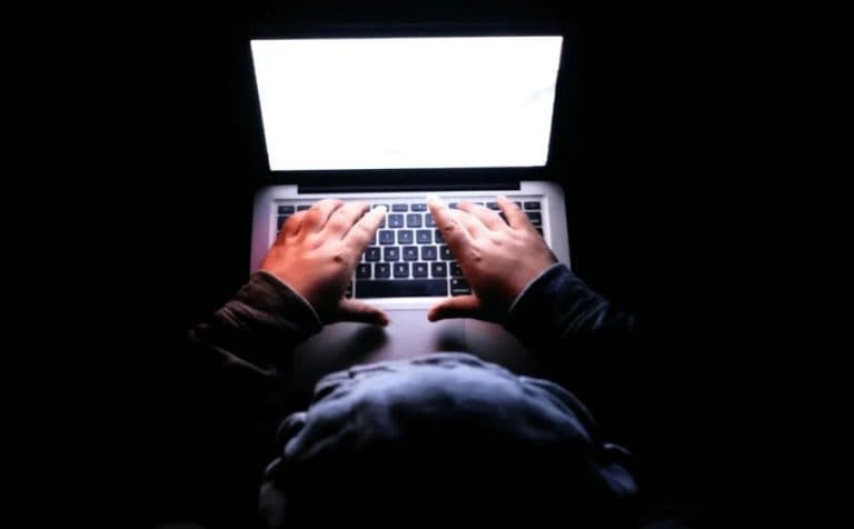 O que é astroturfing e como a prática pode influenciar as eleições de 2026