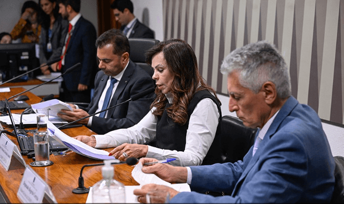 Comissão aprova novo piso dos professores e salário pode chegar a R$ 5,1 mil