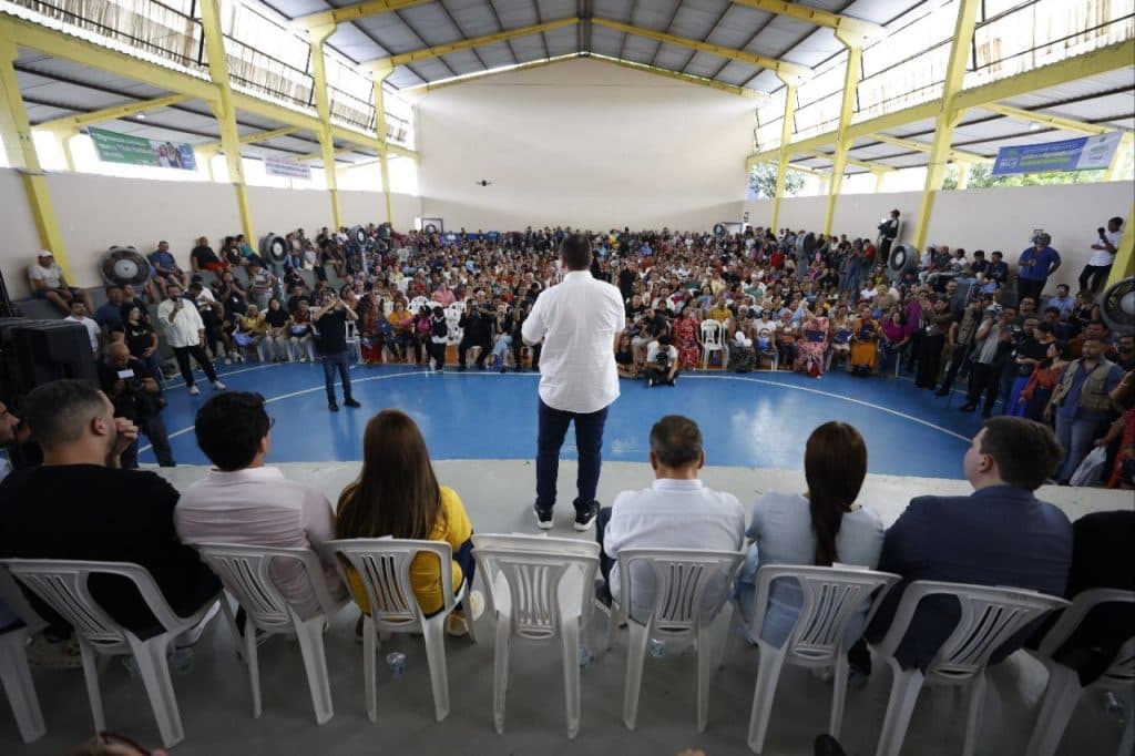 Em Manaus, 800 famílias recebem títulos definitivos após 16 anos
