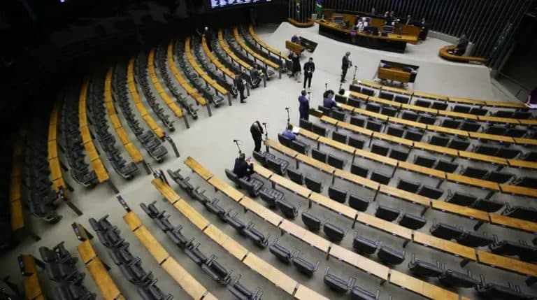 Câmara aprova projeto dos combustíveis com benefícios fiscais para terras raras