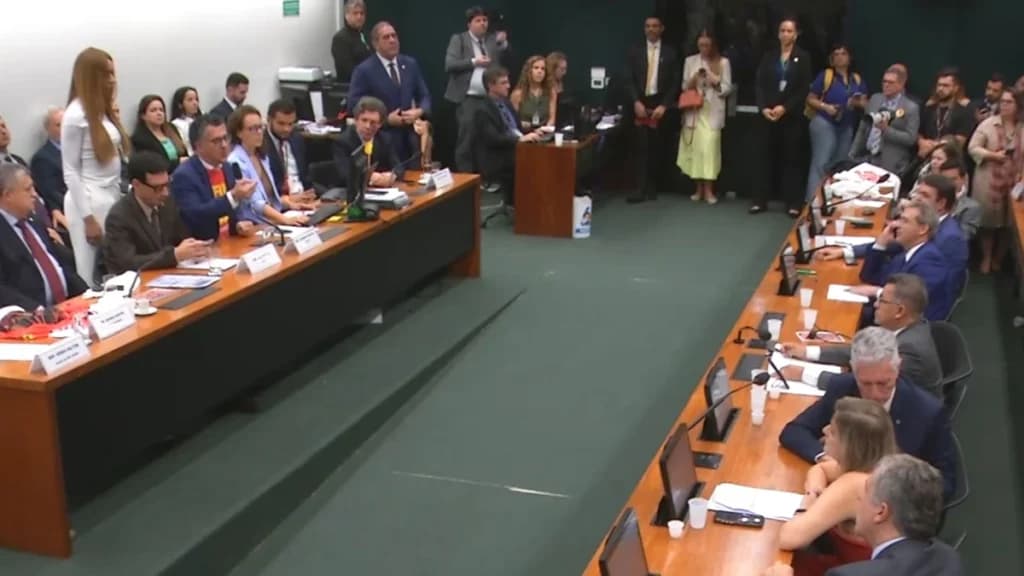 Comissão da câmara aprova texto da PEC do fim da escala 6×1