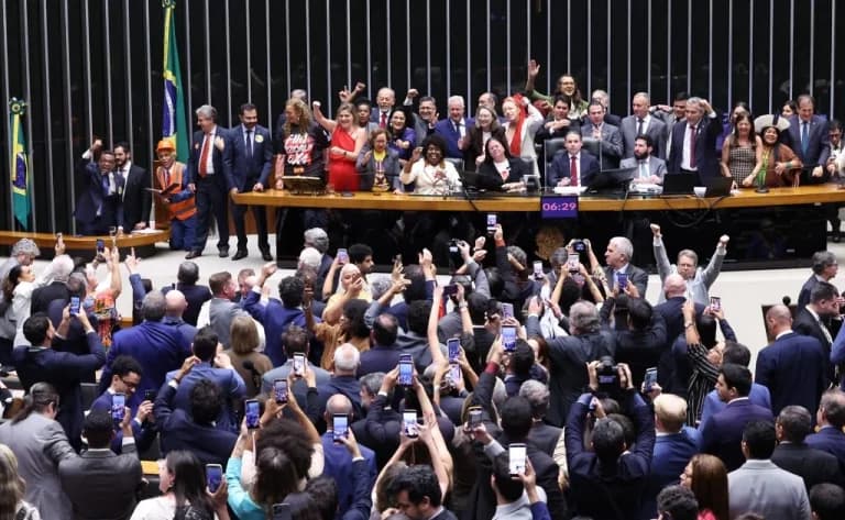 Câmara aprova PEC do fim da escala 6×1 em 1º turno; votação continua