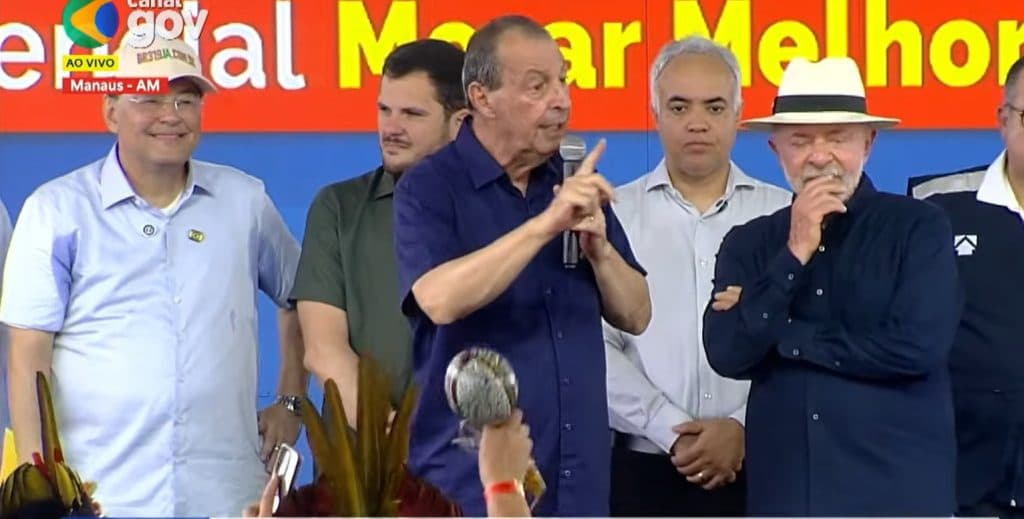 “Presidente não veio para passear de moto”, diz Omar a Lula em Manaus