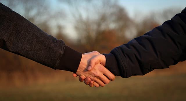 Casais homoafetivos têm direito a salário-maternidade e pensão no INSS