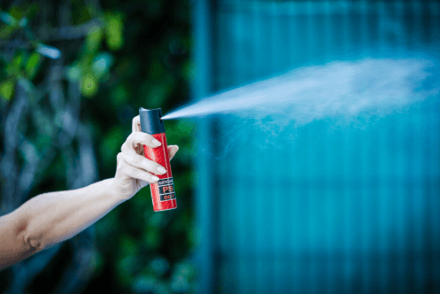 Senado aprova uso de spray de pimenta de defesa pessoal por mulheres; entenda as regras