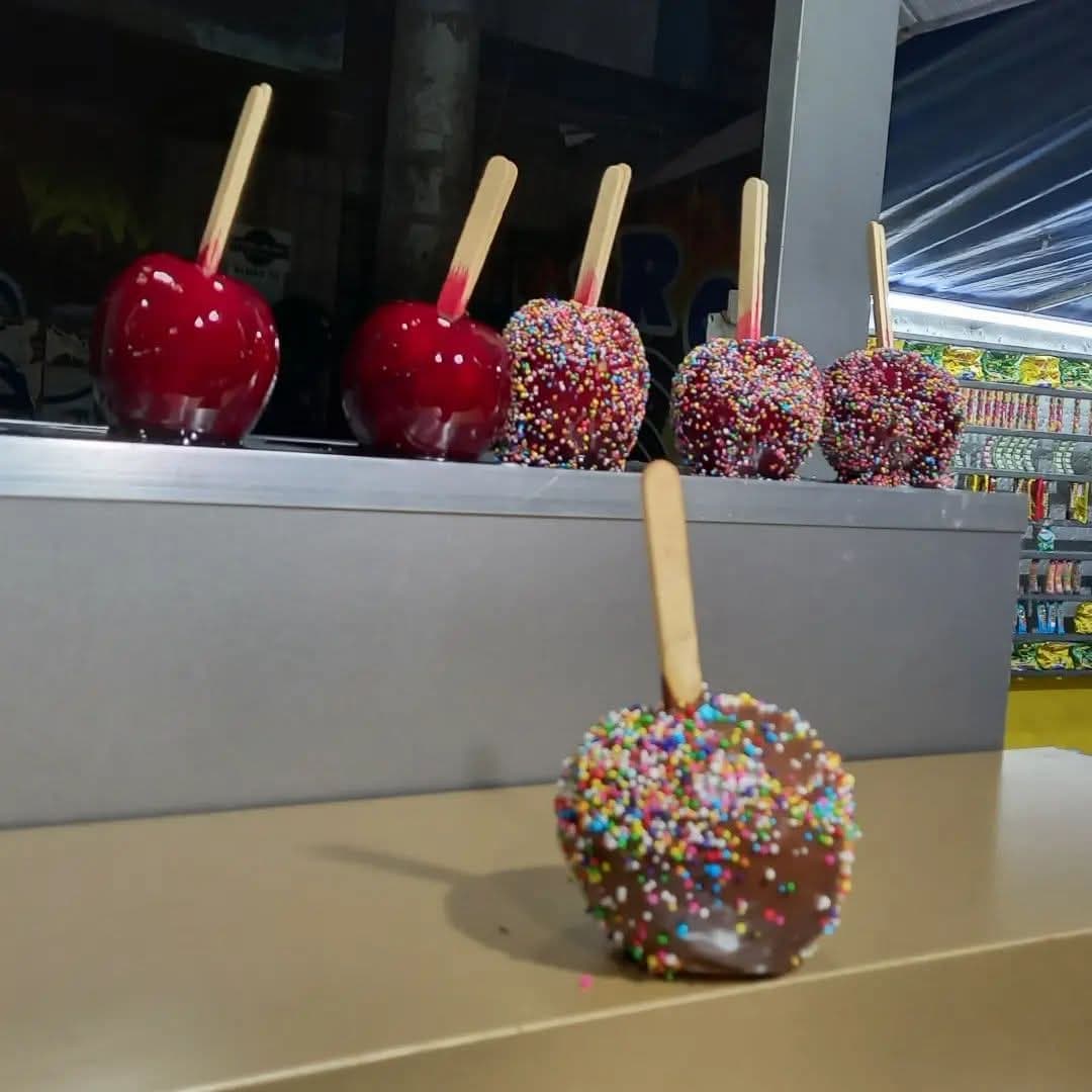 Clássico da confeitaria do ciclo junino, maça do amor conquista pelas cores e versões turbinadas