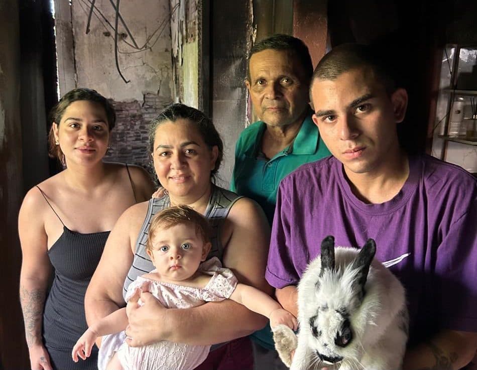Coelha acorda família durante incêndio e evita tragédia em Manaus