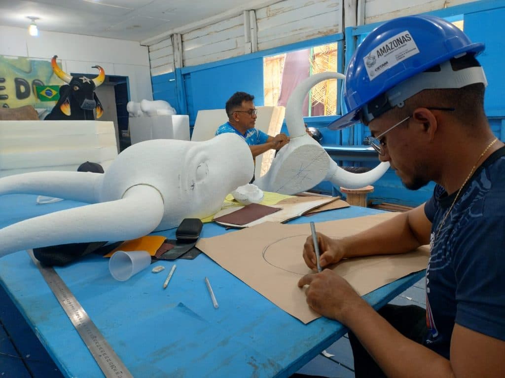 Bastidores de Parintins: como artistas transformam pesquisa em alegorias no festival