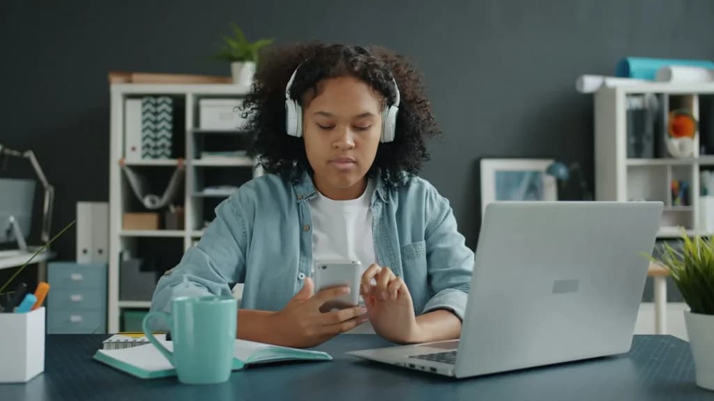 Jovens da Geração Z lideram prejuízos com golpes digitais no Brasil, aponta estudo