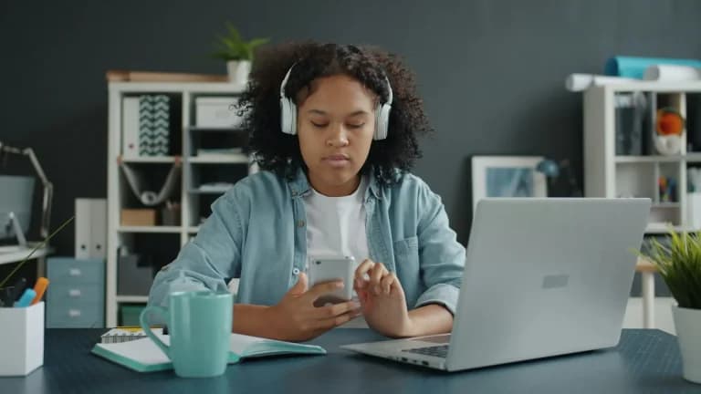 Jovens da Geração Z lideram prejuízos com golpes digitais no Brasil, aponta estudo