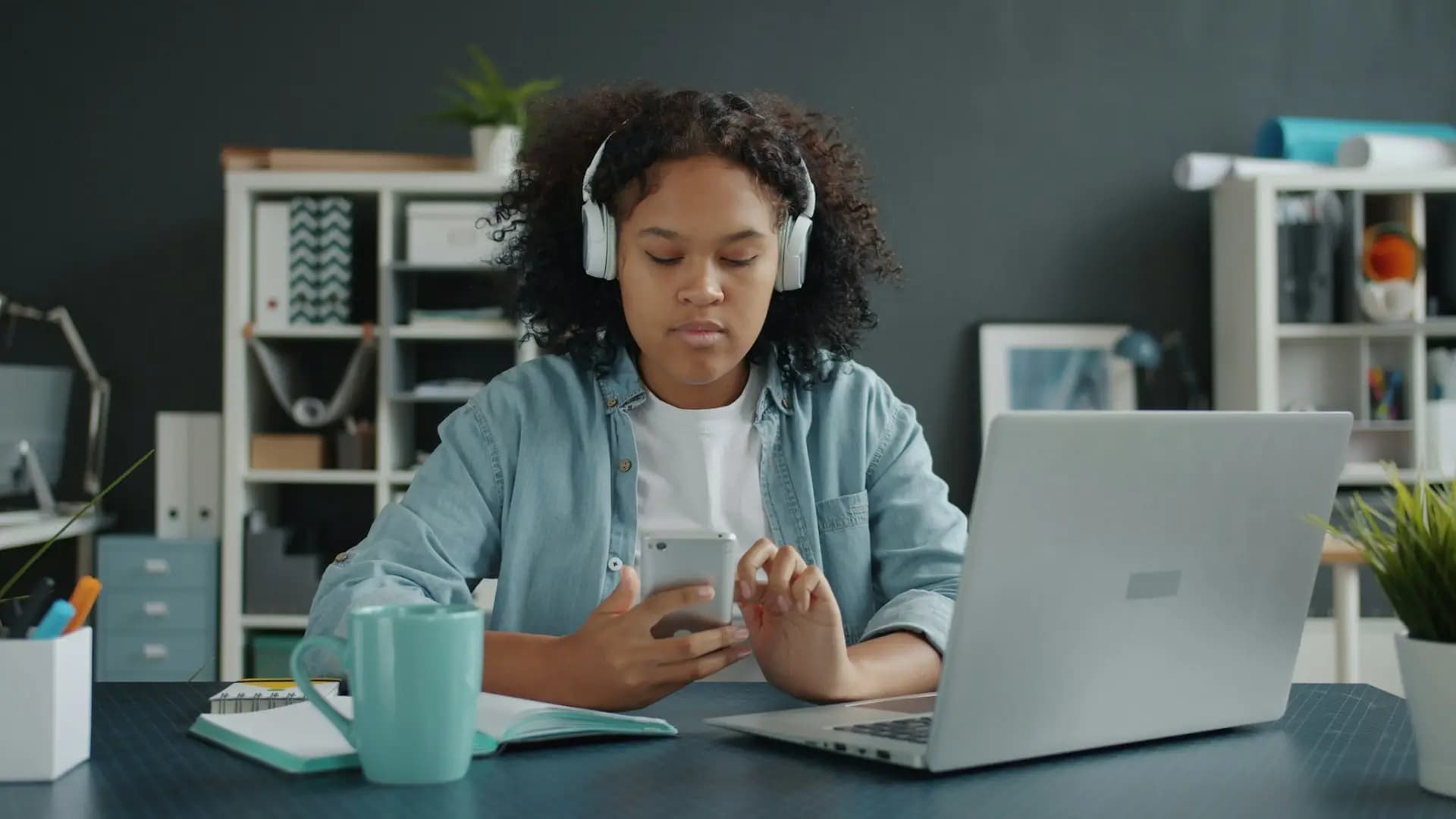 Jovens da Geração Z lideram prejuízos com golpes digitais no Brasil, aponta estudo