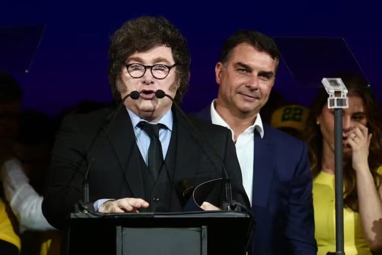 Milei assina decreto que permite expulsar estrangeiros que agredirem argentinos