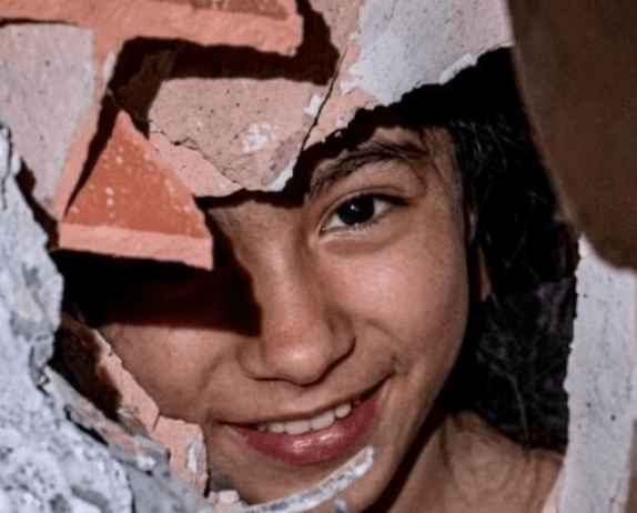 Menina sorri ao ser resgatada após passar 30 horas sob escombros na Venezuela