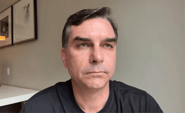Flávio Bolsonaro critica Lula e diz que presidente “lambe as botas da China”