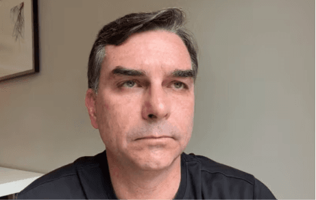 Flávio Bolsonaro defende união de aliados e aguarda apoio de Michelle Bolsonaro