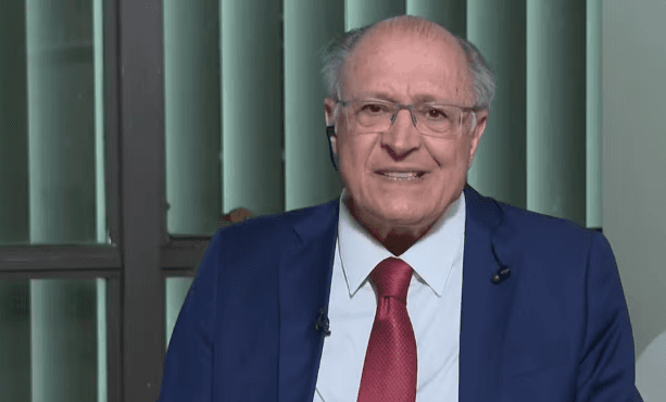 Alckmin critica tarifaço de Trump e garante continuidade do diálogo entre Brasil e EUA
