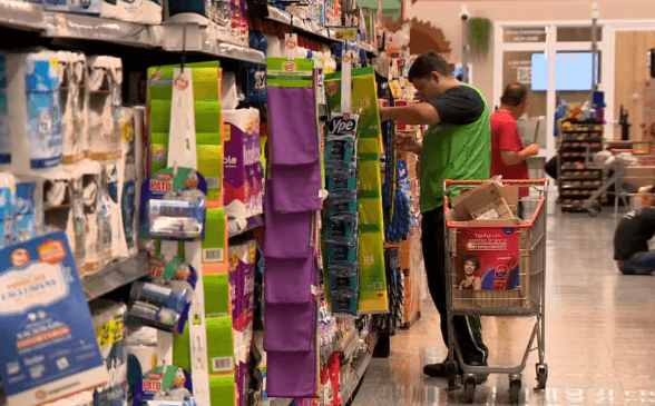 Vai trabalhar em feriados? Veja como ficam as regras para supermercados, farmácias e lojas
