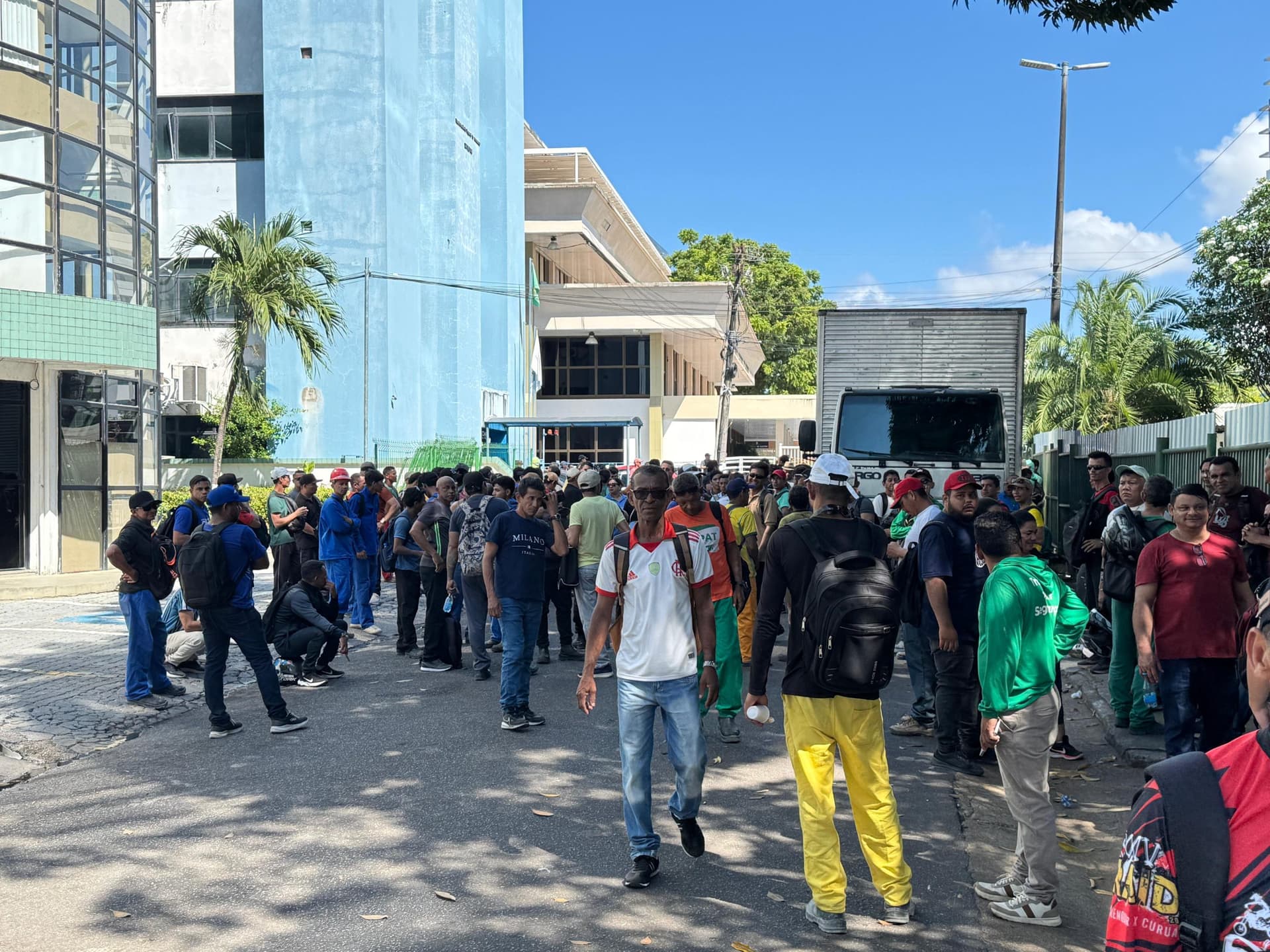 Trabalhadores da construção civil de Manaus garantem novos benefícios após protesto