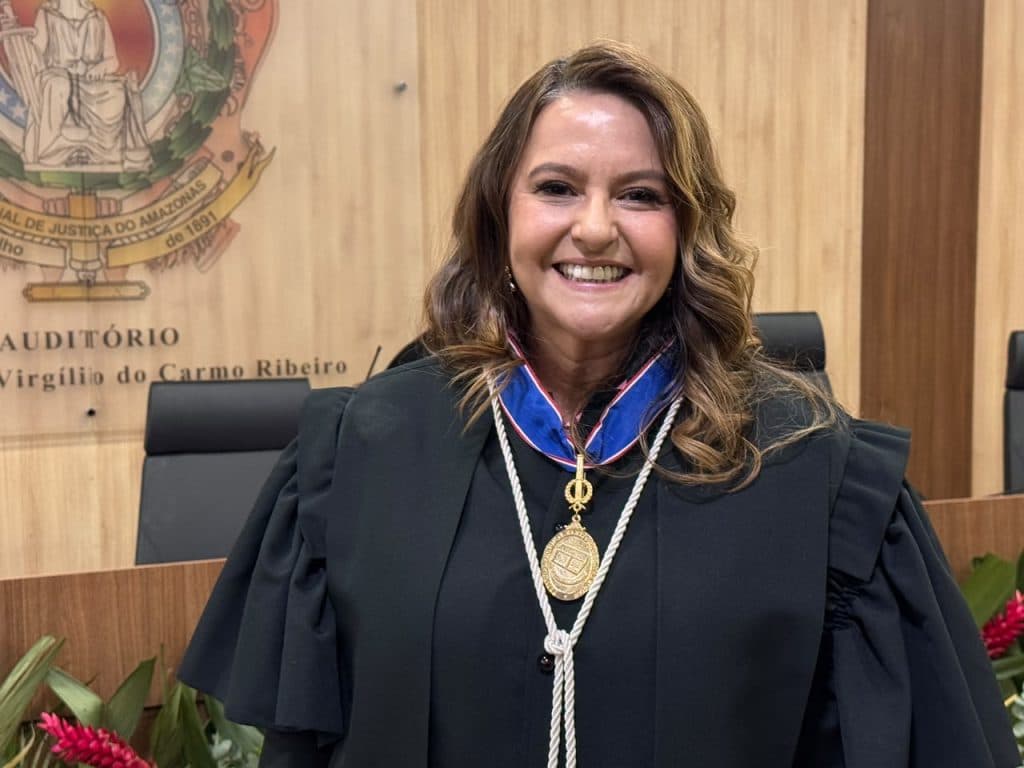 Laura Lucas toma posse como juíza titular do TRE-AM