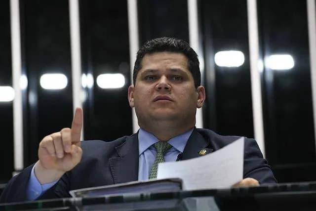 Alcolumbre reage a críticas de líder do PT sobre PEC da escala 6×1