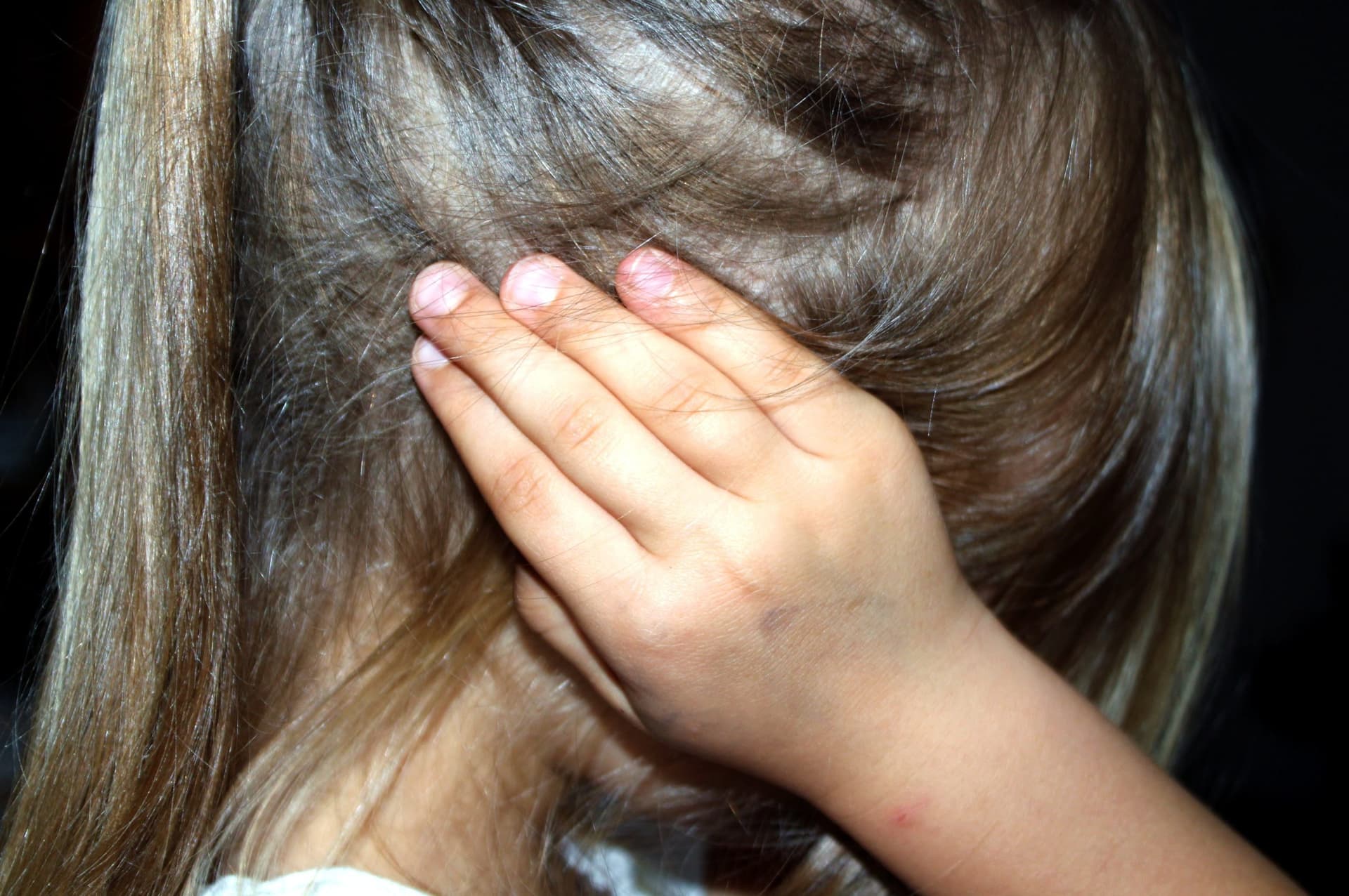 Violência contra crianças e adolescentes dentro de casa cresce quase 10% no Brasil, aponta anuário