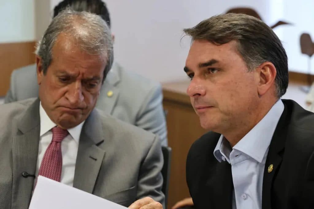 Flávio Bolsonaro defende Valdemar Costa Neto e diz que PF quer “constranger” PL